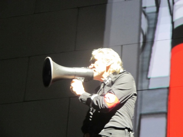 49 Roger Waters The Wall Sydney 2012-02-14.jpg